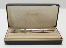 Load image into Gallery viewer, Pilot Namiki Butterfly Fountain Pen 18K 750 A898 Nib (Butterflies)
