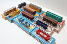 Load image into Gallery viewer, Lot 11x Life-Like Model Train Cars HO Scale (Freight, Boxcar, Hopper)
